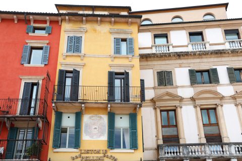 Amazing photo of Liston 12, a popular bar and cafeteria in Verona, Italy, taken by Photographer Scott Allen Wilson.