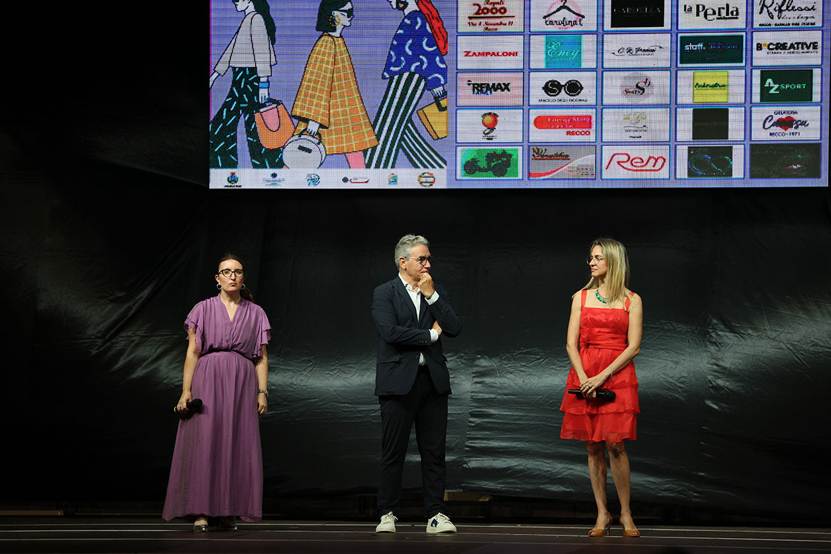 Presenters at Civ…ediamo a Recco che sfila 2025 runway show, introducing local businesses in Recco, Italy