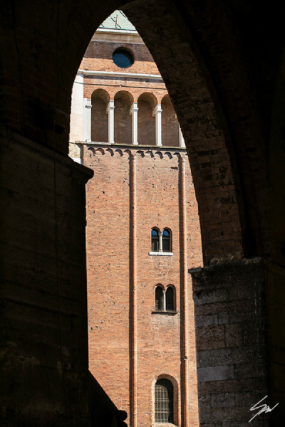 Alternative view of Beckoning